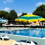 Experience Comfort By The Pool بيبيوني