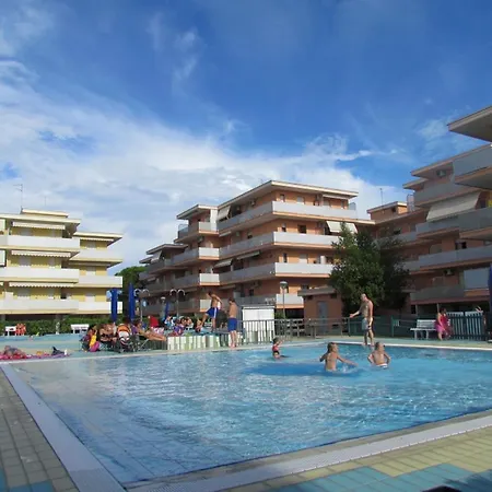 Experience Comfort By The Pool Апартаменты Бибионе